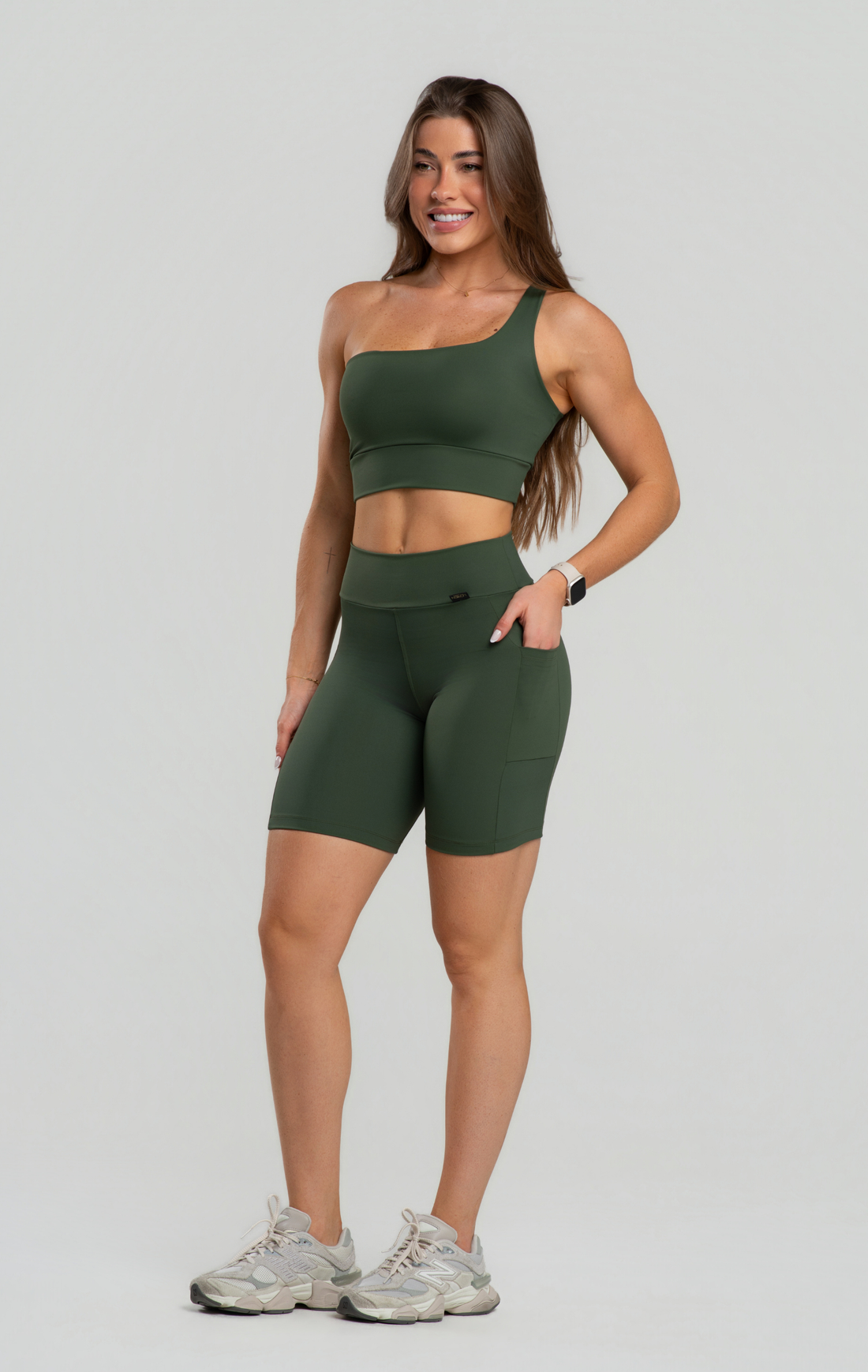 Conjunto Bermuda Fitness  Com Bolso Feminina Pala Dupla Poliamida Zero Transparência, Top Assimétrico