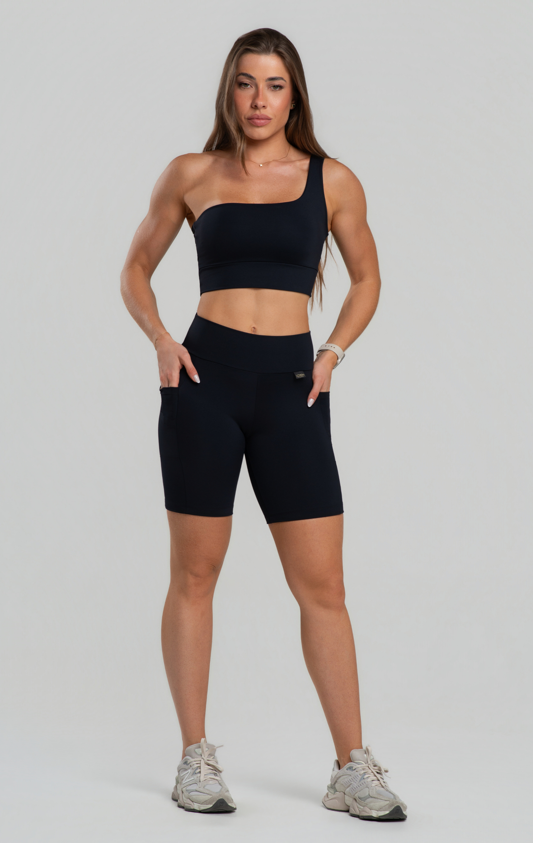 Conjunto Bermuda Fitness  Com Bolso Feminina Pala Dupla Poliamida Zero Transparência, Top Assimétrico